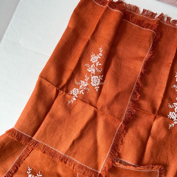 Vintage fall table runner and napkin set (7) orange\white floral embroidered - Picture 5 of 11